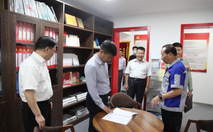 在黨群活動(dòng)室，工會(huì)主席景奉全以PPT的形式向現(xiàn)場領(lǐng)導(dǎo)詳細(xì)介紹了居邦源集團(tuán)的產(chǎn)業(yè)工人隊(duì)伍建設(shè)以及改革情況。.jpg