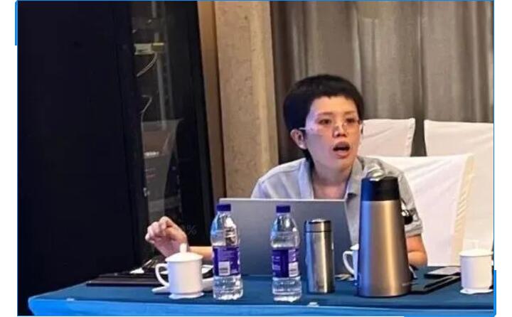 會議開始，辦公室主任李昌鳳公布銷售數據。在疫情形勢相當嚴峻的情況下，十一的銷售額對比去年同期仍有很大的進步。李主任表示疫情，既是考驗，也是危機，各部門需要通力配合，團隊協作，為完成今年既定銷售額而竭盡全力。.jpg