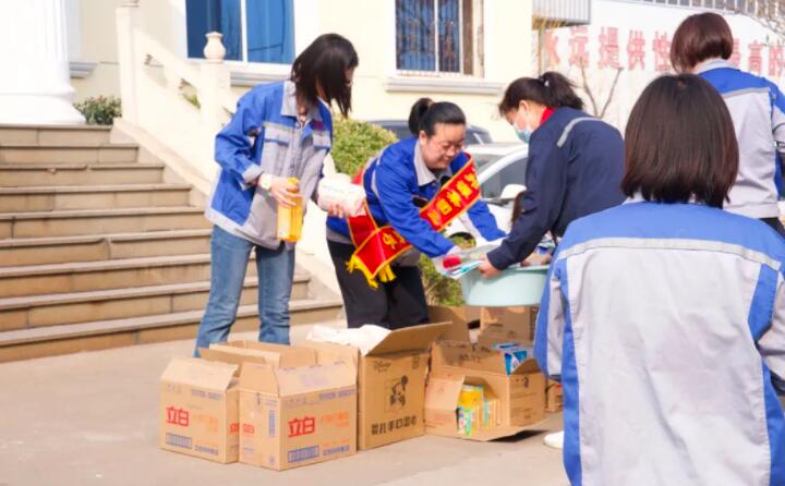 活動在一片歡聲笑語中進行，每一位女神都收到了公司準備的愛心玫瑰和禮物。.jpg