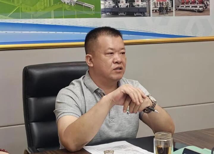 會(huì)議最后，集團(tuán)總經(jīng)理孫寧波總結(jié)陳詞。他強(qiáng)調(diào)要有正確的人生觀、價(jià)值觀，要將集團(tuán)的精神理念內(nèi)化于心、外化于行。要加強(qiáng)業(yè)務(wù)知識(shí)的學(xué)習(xí)，成為真正的行家里手。要以提高經(jīng)營質(zhì)量和效益為主線，加快營銷模式和營銷觀念的轉(zhuǎn)變，圓滿完成2023年?duì)I銷工作指標(biāo)。.jpg