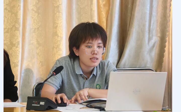 會上，辦公室主任李昌鳳公布過去一段時間的銷售數據，包括銷售額、銷售數量、客戶反饋等。.jpg